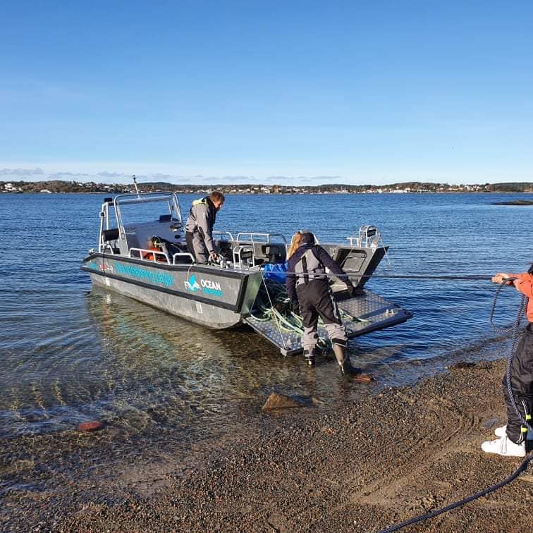 MS Boat med frontlem ved land