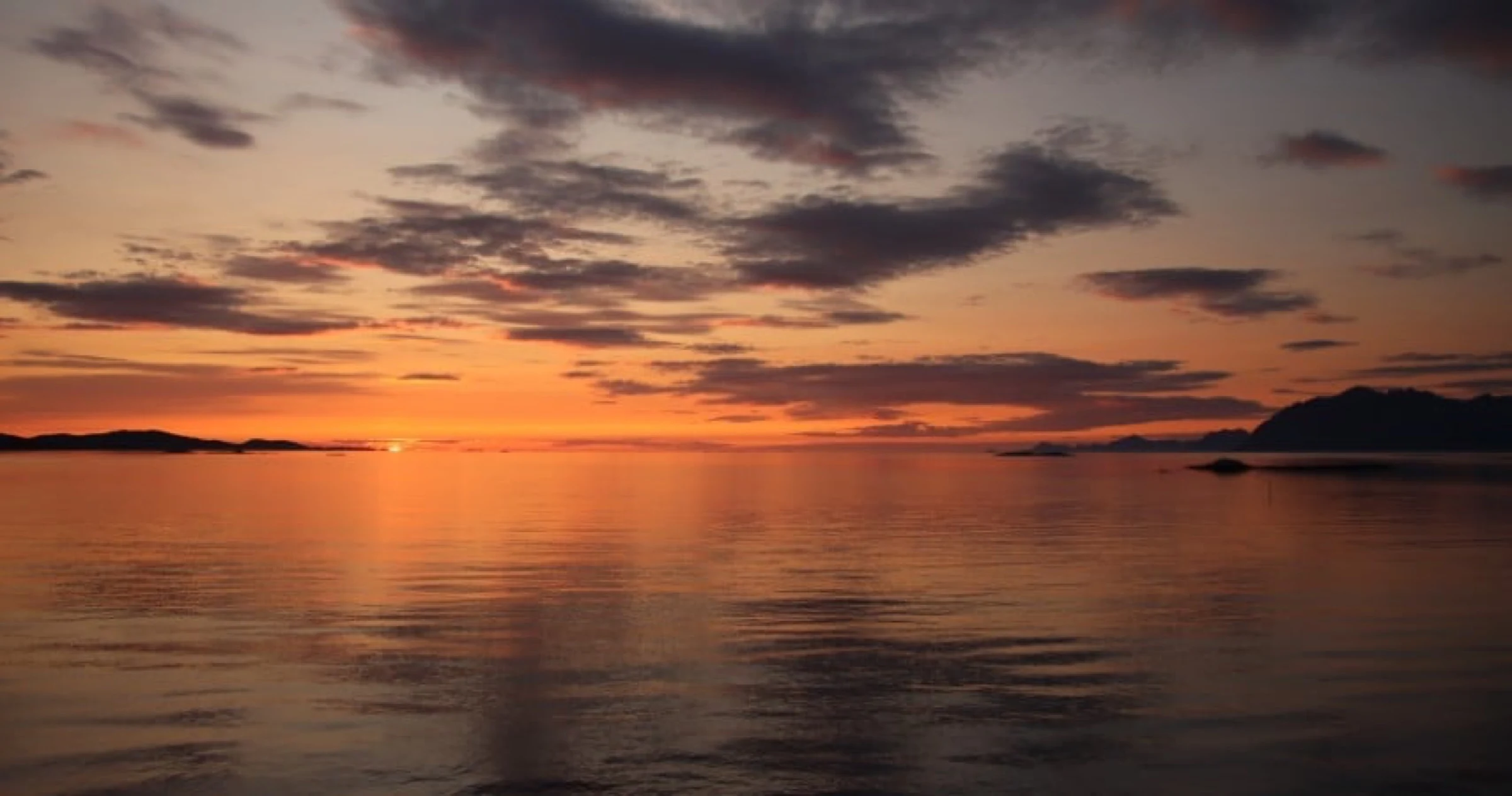 Midnattsol mot Senja sett fra Sandsøy